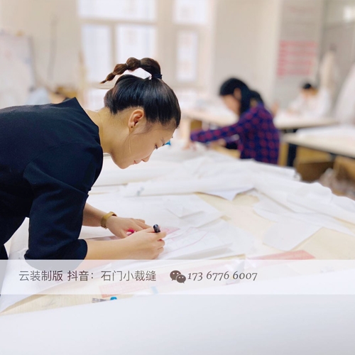 服裝設(shè)計(jì)效果圖